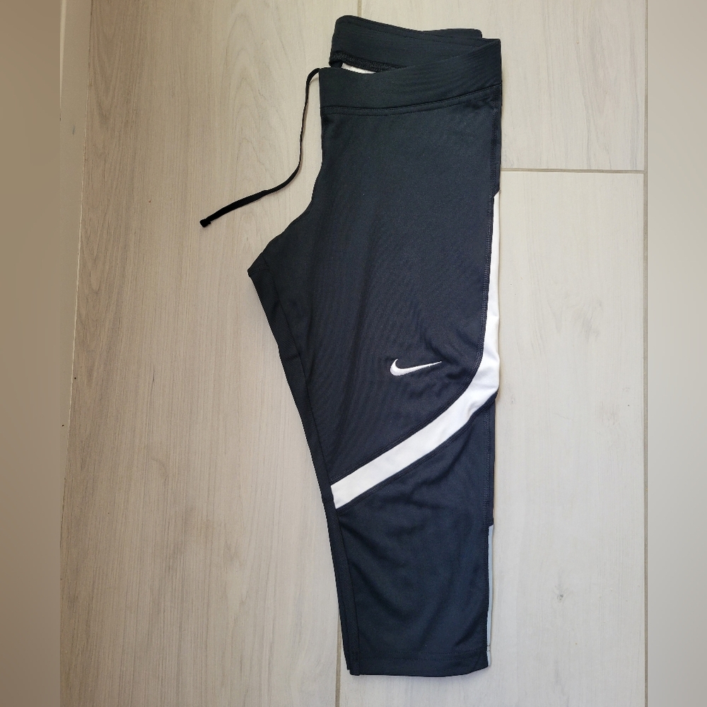 Nike Capris Black and White Size Small *NWOT*